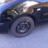 Serienbereifung Stahlfelge 5J x 14 mit 165 / 70 R14 Michelin Alpin A4 + VW Naben-, und Radschraubenkappen