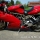 Gastfahrzeug Ducati 900 Supersport i.e. Carenata Biposto-Höcker mit Abdeckung,
Brembo-Bremsanlage (vorne: Doppel),
Gitterrohrrahmen (gold),
getönte Scheibe, Kettenritzelschutz aus Carbon, Instrumentenrahmen aus Carbon, K&N Sportluftfilter Modelljahr 1999 mit der Motorisierung 2-Zylinder (2 Ventile), 90° Zylinderwinkel, längseingebaut (L-Form); 904 ccm, Leistung 79 PS bei 7500 upm, desmodromische Ventilsteuerung OHC, Ölkühlung, Einspritzer in der Farbe rot vom Mitglied Ronin aus Winsen Luhe