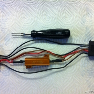 Kompletter Rückleuchten-Adapter mit dem Widerstand und dem Auspinwerkzeug für Stecker und Kupplung
