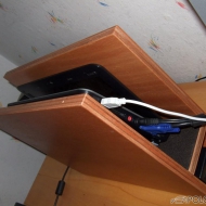 Auf dem dicken 8-Std.-Akku kann das Netbook gut stehen. Leicht geöffnet, dann ist alles gut belüftet.
