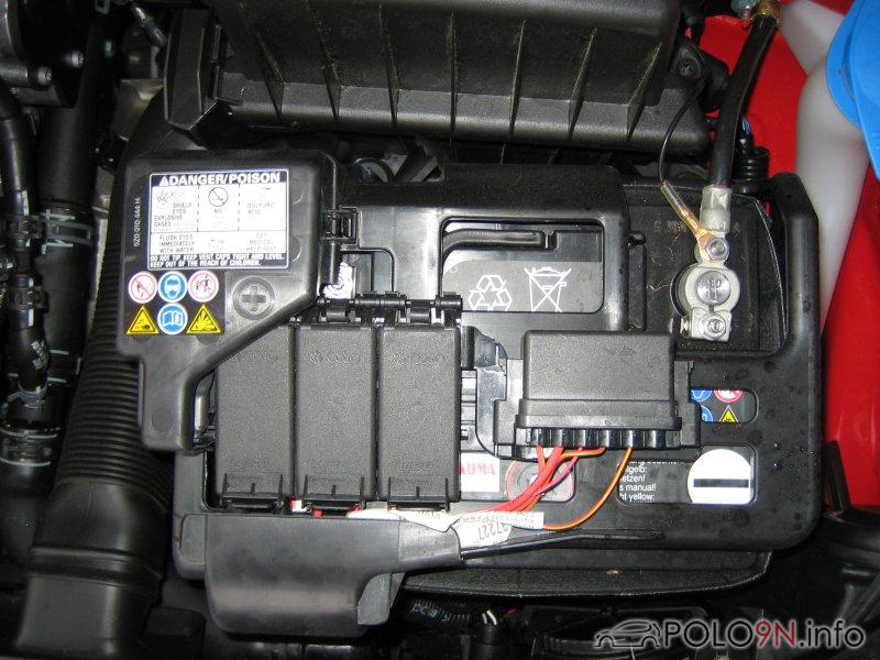 Batterie wechseln / ausbauen - VW Polo 6R