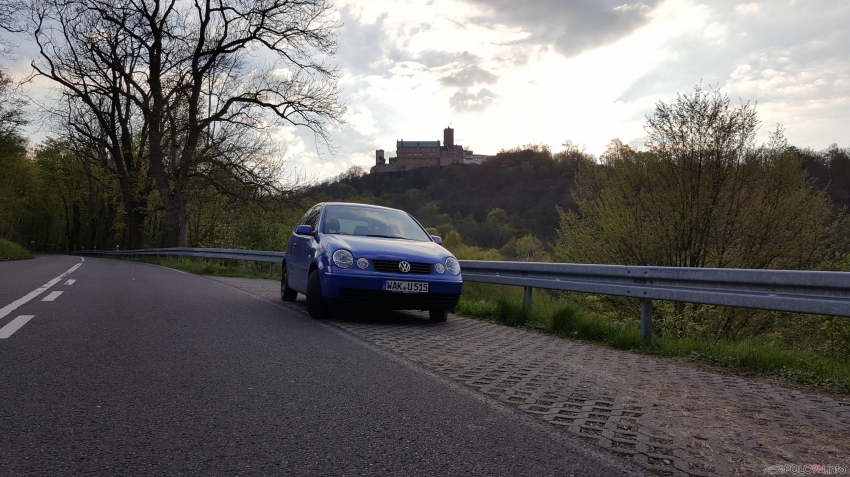 Ein Kleiner Polo vor der Wartburg in Eisenach 