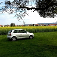 Schöner sonniger Tag und der Polo parkt im Garten :D
