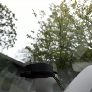 Regensensor, vorerst so angebracht bis eine neue Scheibe für den Abblendbaren Spiegel eingebaut wird.
