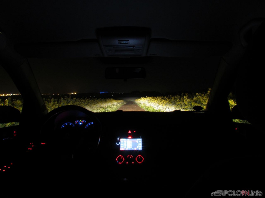 Aufnahme bei Nacht mit Abblend- und Fernlicht. Im Hintergrund sieht man das blau beleuchtete Originalteilecenter und links am Rand das VW Werk Baunatal/Kassel.