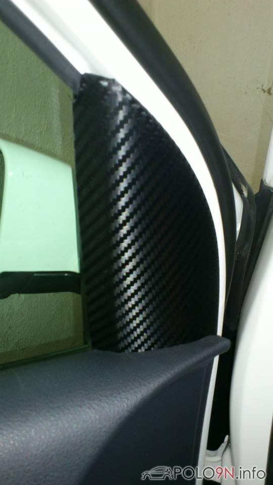 Schwarze Carbon Folie mit Struktur.