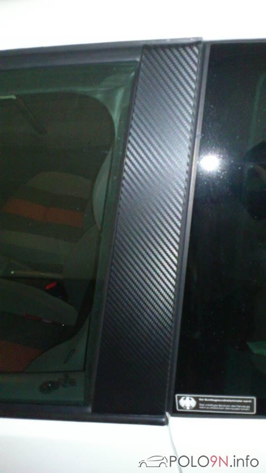 Mit schwarz Carbon Folie mit Struktur foliiert.