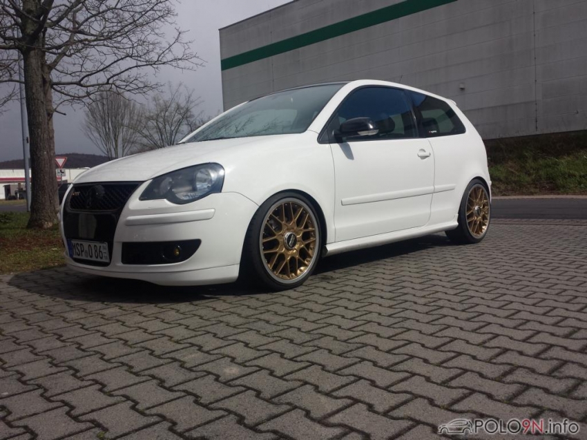 Update 2k15
8x18 ET33 BBS in Perlgold
GTI Zeichen und leiste Perlgold
Untere Waben Grill und Spiegel in Schwarzglänzend
Heckklappengriff ohne Schloss
Heckemblem Candy und Schwarzglänzend lakiert
Rückleuchten abgedunkelt
Dach Schwarzglänzend Foliert
