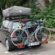 Voll bepackt mit Fahrrädern und zusammengeklapptem Dachzelt