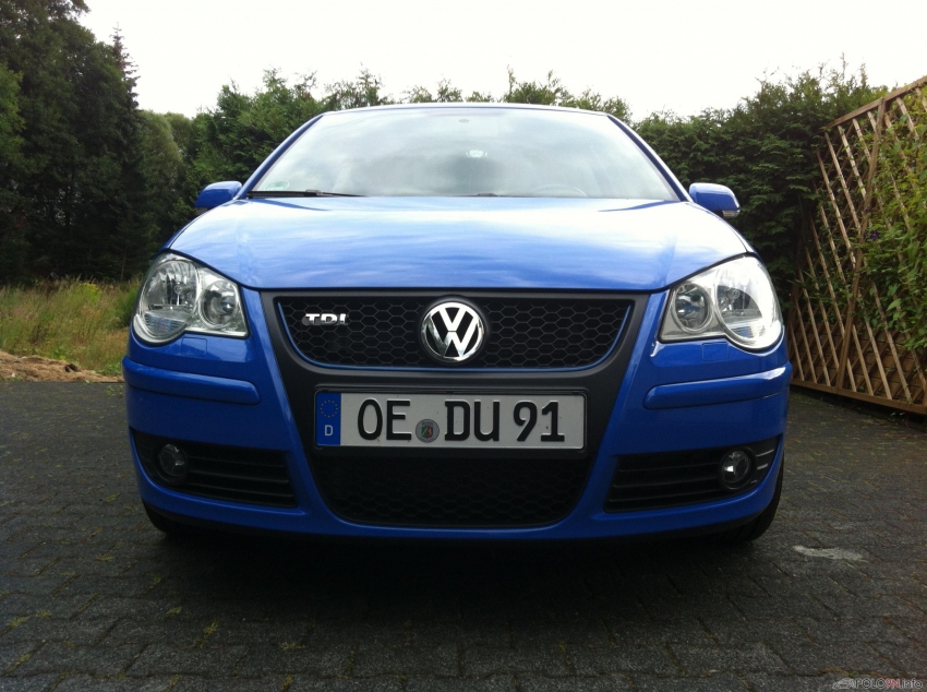 GTI Grill mit blauer Zierleiste und TDI Schriftzug.