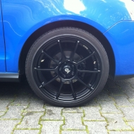 Bremssättel mit Foliatec Lack schwarz lackiert und Schraubenabdeckungen aufgesteckt.