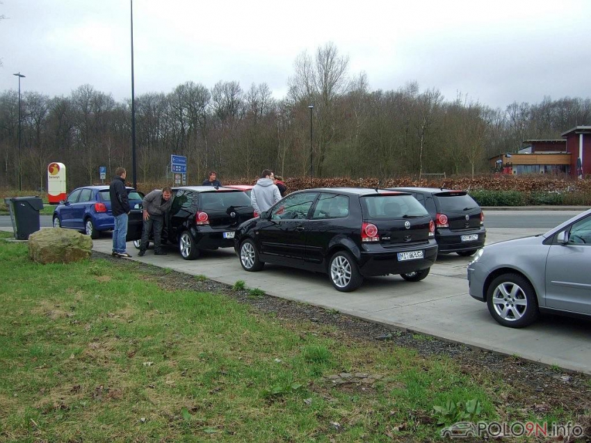 Sammeln der Osnabrücker und OWLler auf der Raststätte Tecklenburger Land und warten auf die Kolonne aus dem Norden.