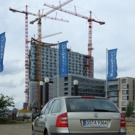 vor der Elbphilharmonie, dem Hamburger Millionengrab