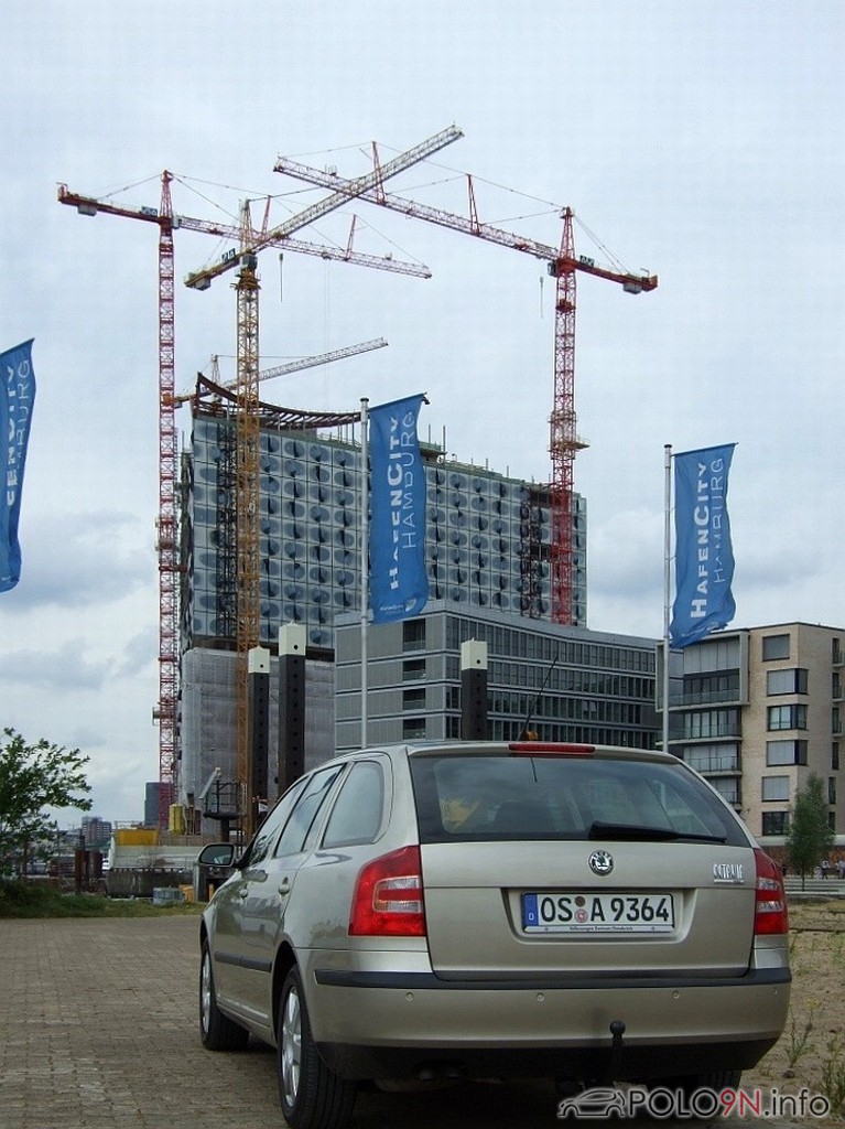 vor der Elbphilharmonie, dem Hamburger Millionengrab