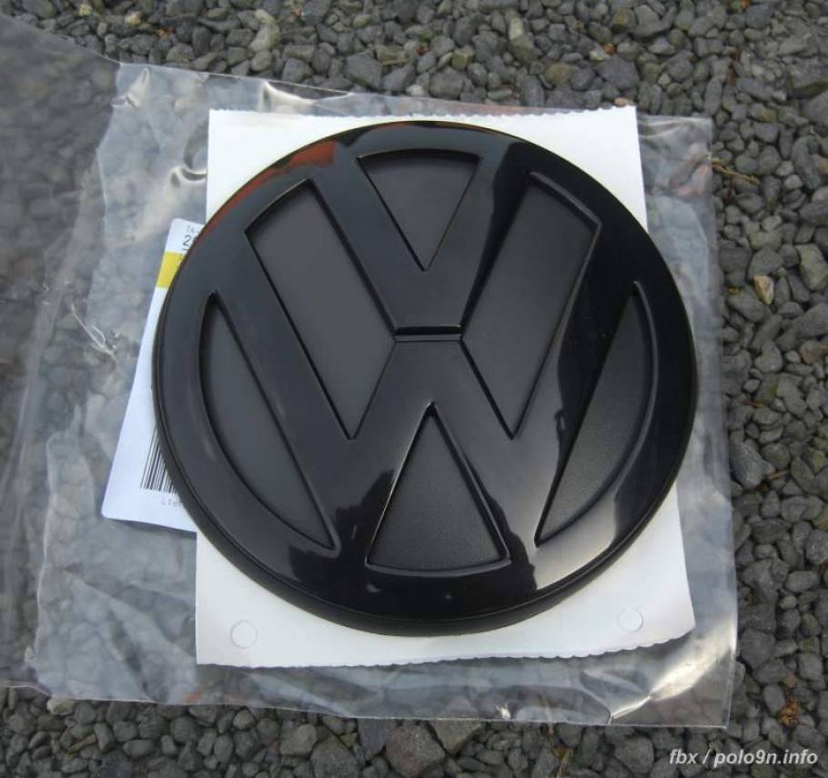 Schwarzes VW Logo anbringen